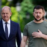 Der Groll Melnyks auf die Regierung legte sich erst mit der Lieferung der ersten schweren Waffen in die Ukraine, der Reise des Kanzlers nach Kiew Mitte Juni und dessen Unterstützung für den EU-Kandidatenstatus der Ukraine. Melnyk lobte den Kanzler sogar dafür.