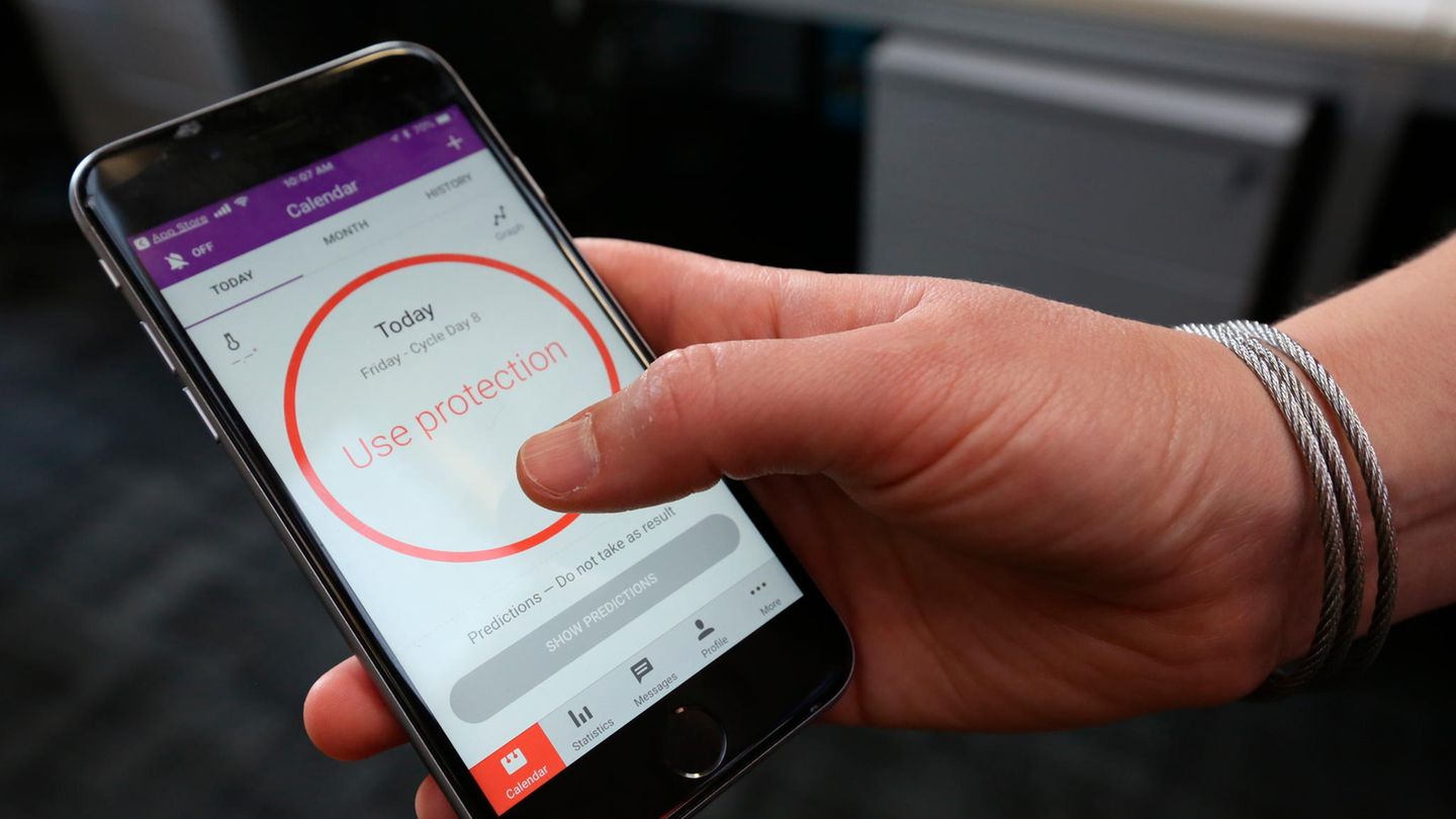 Gekipptes Recht auf Abtreibung in den USA: Eine Frau bedient auf ihrem Smartphone eine Zyklus-App
