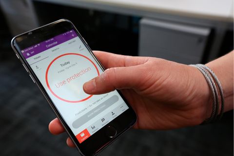 Gekipptes Recht auf Abtreibung in den USA: Eine Frau bedient auf ihrem Smartphone eine Zyklus-App