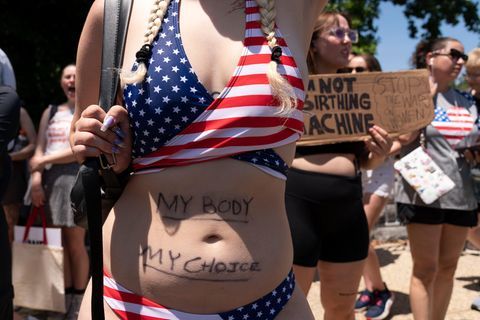 Abtreibungsrechtsaktivistinnen protestieren vor dem Obersten Gerichtshof in Washington