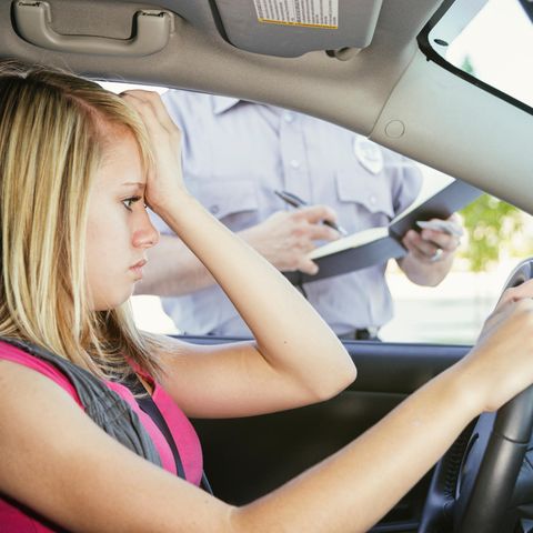 Blitzer sorgen in Hamburg für Einnahmen in Rekordhöhe Eine Frau wird nach einem Blitzerfoto von einem Polizisten kontrolliert