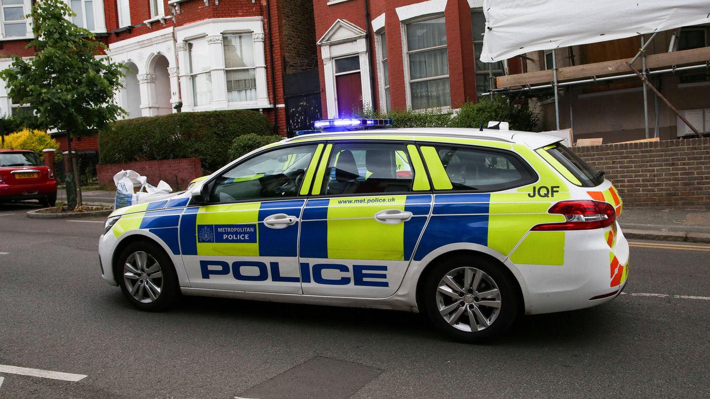 Ein Streifenwagen der Polizei steht in London auf einer Straße