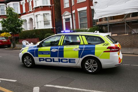Ein Streifenwagen der Polizei steht in London auf einer Straße
