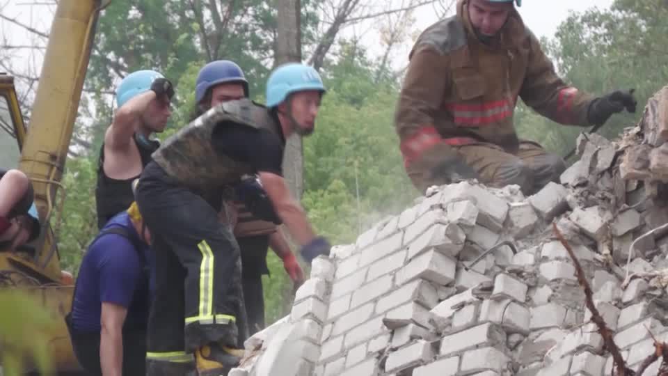 Video: Ukraine erwartet Großoffensive im Donbass - Auch Charkiw unter Beschuss Video: Ukraine erwartet Großoffensive im Donbass - Auch Charkiw unter Beschuss