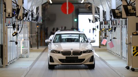 BMW i3 Elektroautos stehen in einem Werk