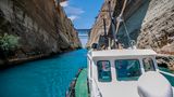 Korinth, Griechenland. Ein Boot fährt durch den Kanal von Korinth in Griechenland. Griechenlands berühmteste Wasserstraße, die die Halbinsel Peloponnes vom griechischen Festland trennt, wurde Anfang des Monats nach einer 18-monatigen Unterbrechung für Reparaturarbeiten nach einer Reihe von Erdrutschen wieder für die Schifffahrt geöffnet.