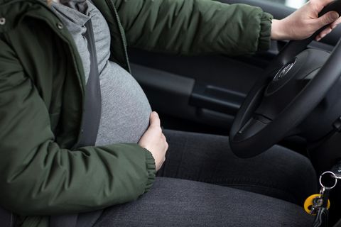 Texas: Eine schwangere Frau fährt in einem Auto und hält mit einer Hand ihren Bauch (Symbolbild)