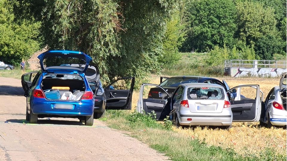 Polizei Halle widerspricht Schießerei-Berichten – dennoch Verletzte Autos mit zerstörten Scheiben in Halle-Saalaue