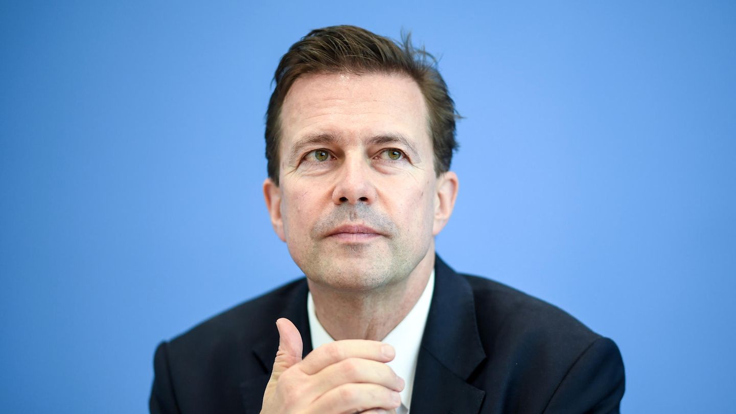 Steffen Seibert bei einer Ansprache in Berlin