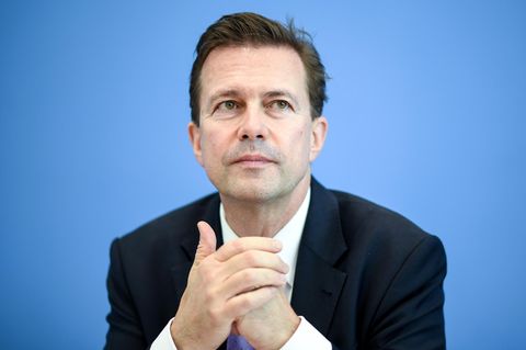 Steffen Seibert bei einer Ansprache in Berlin