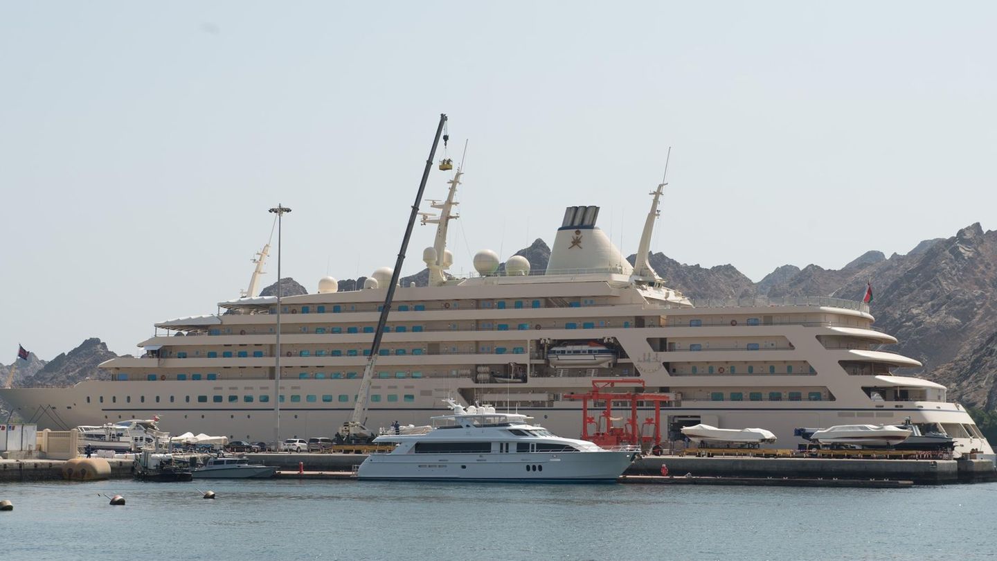Die Jacht "Fulk al Salamah" im Hafen von Maskat im Oman