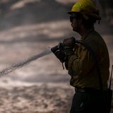 Mehr als 500 Feuerwehrleute und Helfer waren am Montag in dem beliebten Ausflugsgebiet im Einsatz, wie die zuständige Parkbehörde mitteilte