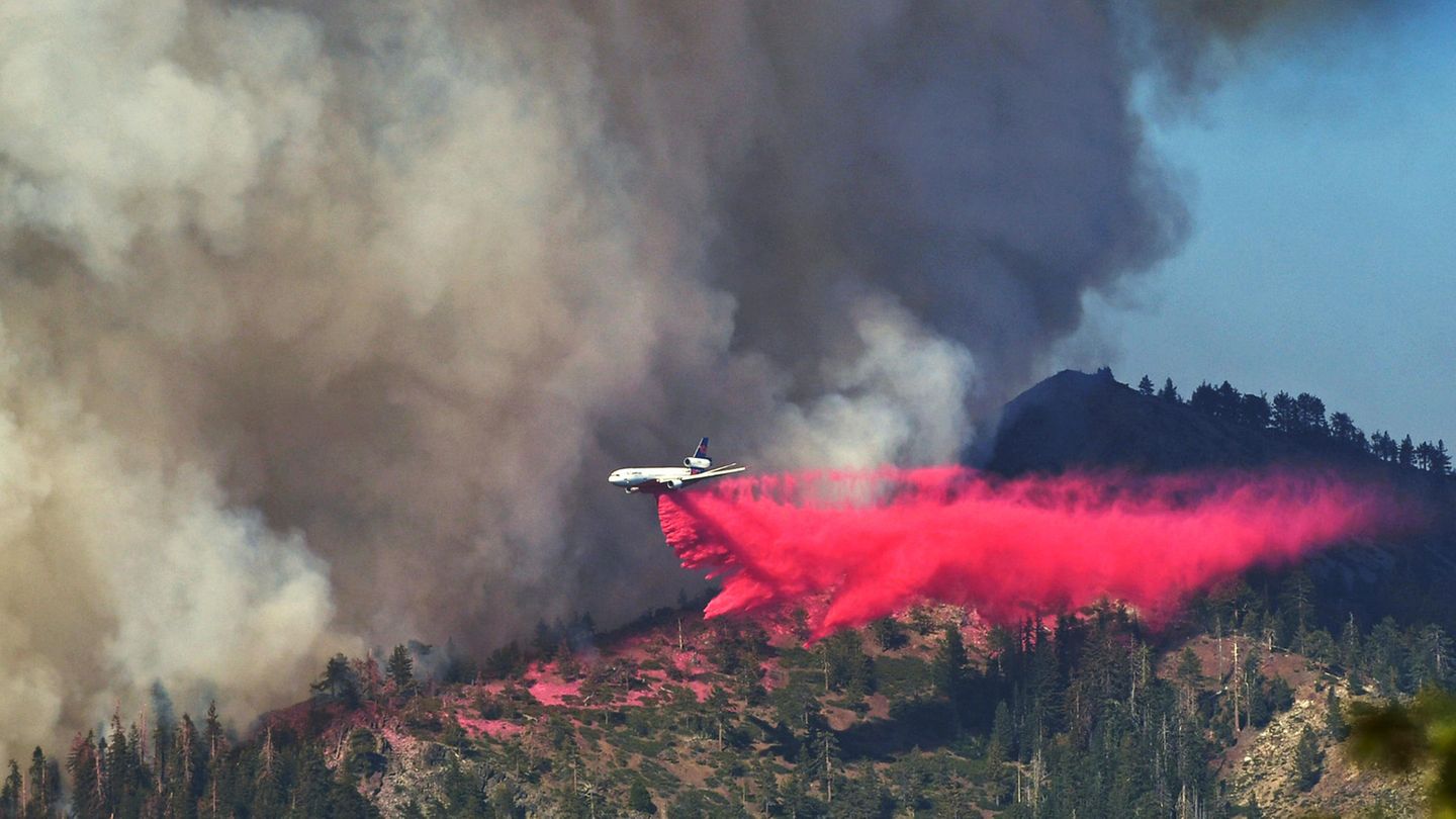 Auch aus der Luft bekämpfen Einsatzkräfte das sogenannte "Washburn"-Feuer. Zuletzt war es erst zu 25 Prozent unter Kontrolle. Die Flammen hatten sich schnell über eine Fläche von knapp 1000 Hektar Land ausgebreitet