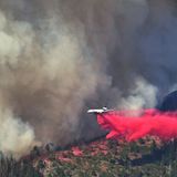 Auch aus der Luft bekämpfen Einsatzkräfte das sogenannte "Washburn"-Feuer. Zuletzt war es erst zu 25 Prozent unter Kontrolle. Die Flammen hatten sich schnell über eine Fläche von knapp 1000 Hektar Land ausgebreitet