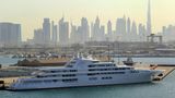 Die Jacht Dubai liegt in Dubai vor Anker