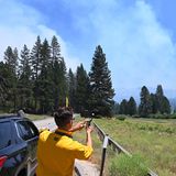 Die Mariposa Grove wurde für Besucher geschlossen. Wer also das Feuer filmen will, kann das nur mit einigem Abstand