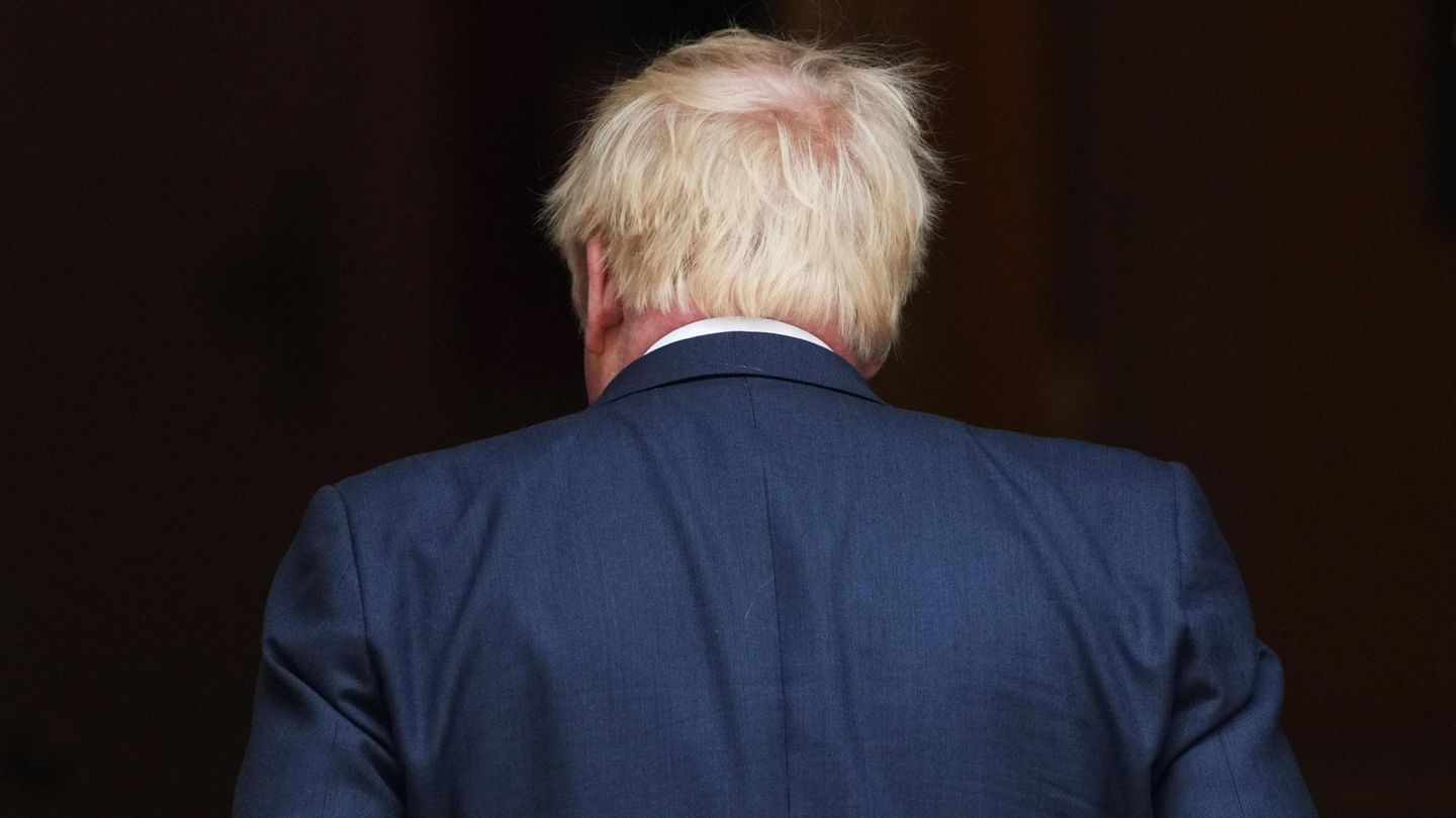 Boris Johnson mit dem Rücken zur Kamera gekehrt