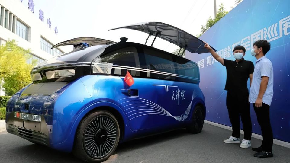 Für ein Stadtfahrzeug ist das Solarauto recht groß.