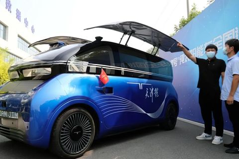 Für ein Stadtfahrzeug ist das Solarauto recht groß.