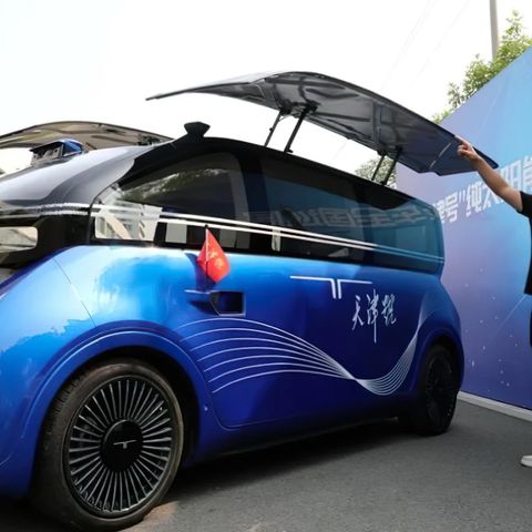 Für ein Stadtfahrzeug ist das Solarauto recht groß.