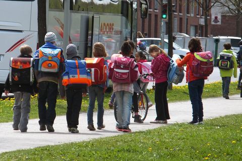 Schülerinnen auf dem Heimweg.
