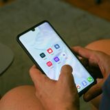 Tinder-App auf einem Android-Handy