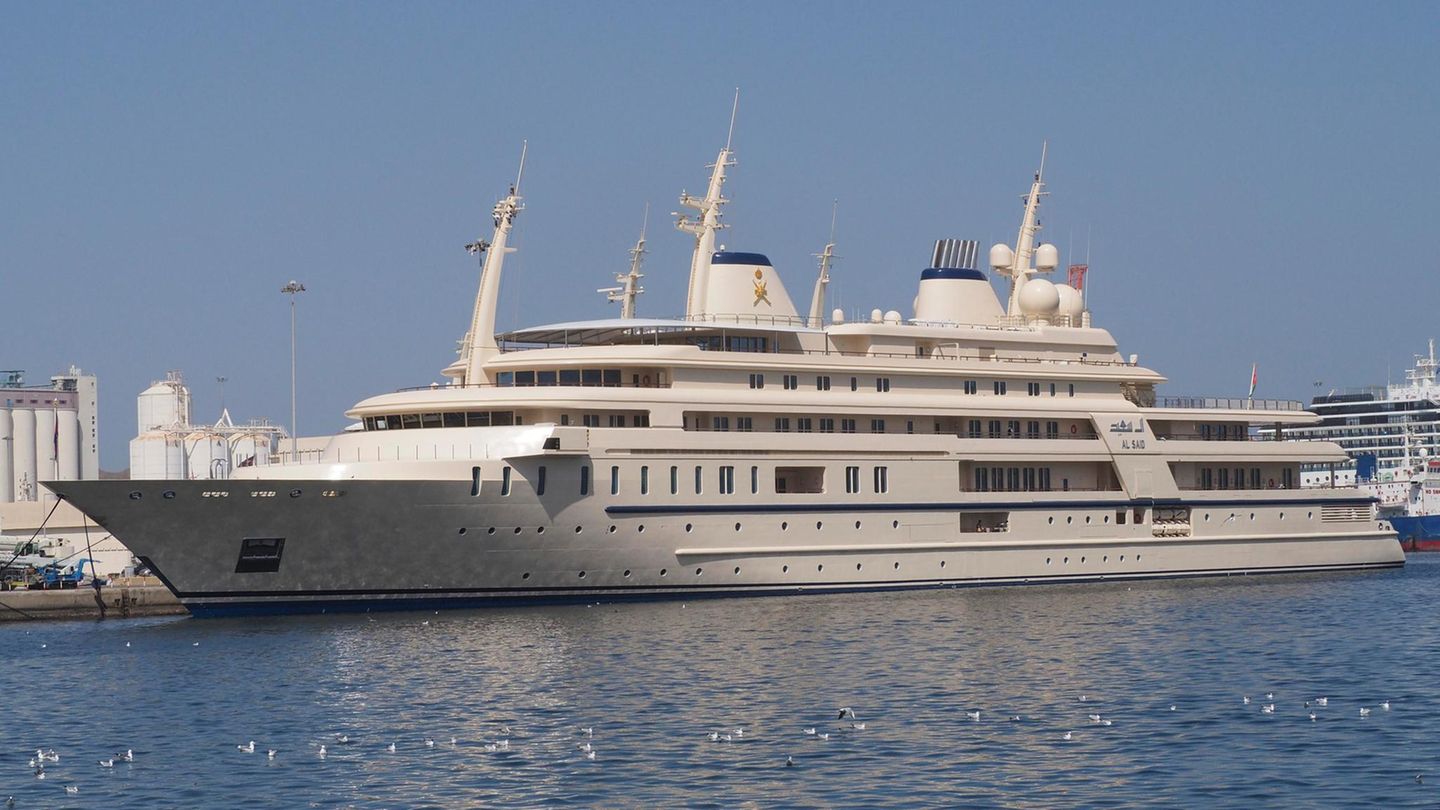 Die Jacht "Al Said" im Hafen von Maskat im Oman Die Jacht "Al Said" im Hafen von Maskat im Oman