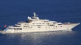 Eine Jacht, mehrere Namen: Mitte Mai 2012 lief Scheich Mansour Bin Zayed Al Nahyans neues 147,25 Meter langes Prünkstück als "Topaz" vom Stapel, mittlerweile heißt die Megajacht "A+". Die 500 Millionen Euro teure Jacht hat zwei Heli-Landeplätze, Jacuzzis, einen Pool, ein Fitnessstudio und ein Kino an Bord. Auch ein U-Boot und mehrere Wasserspielzeuge soll es an Bord der Jacht geben, die Platz für 62 Gäste und 79 Crew-Member hat. Mit der Namensänderung ging wohl auch ein Besitzerwechsel einher. Der Scheich soll die Jacht an den umstrittenen saudi-arabischen Kronprinzen Mohammed bin Salman al-Saud verschenkt haben, angeblich als Teil eines Deals um das Da-Vinci-Gemälde "Salvator Mundi". Für Ersatz hat Mansour Bin Zayed Al Nahyan mit der "Blue" allerdings auch schon gesorgt.