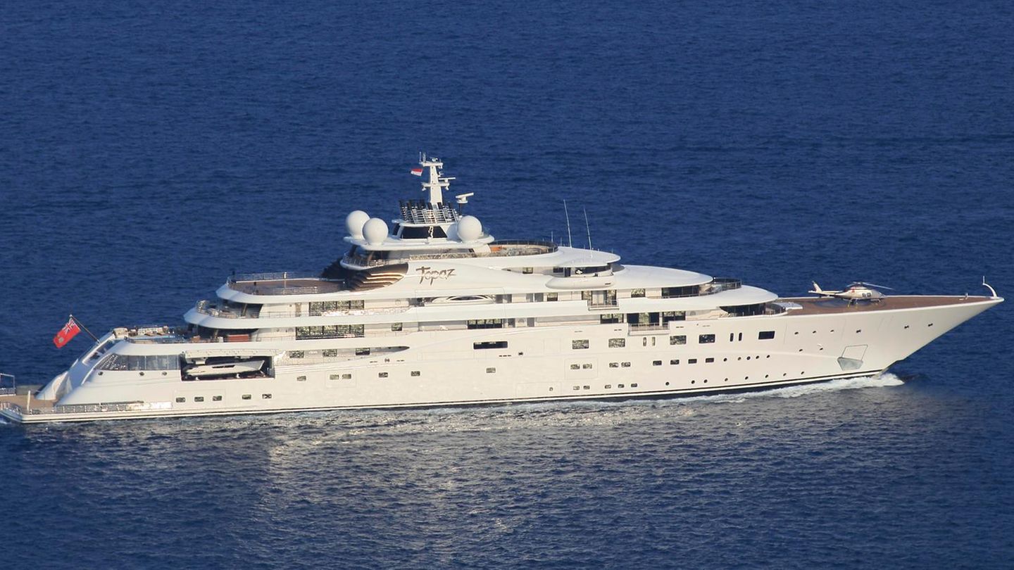 Eine Jacht, mehrere Namen: Mitte Mai 2012 lief Scheich Mansour Bin Zayed Al Nahyans neues 147,25 Meter langes Prünkstück als "Topaz" vom Stapel, mittlerweile heißt die Megajacht "A+". Die 500 Millionen Euro teure Jacht hat zwei Heli-Landeplätze, Jacuzzis, einen Pool, ein Fitnessstudio und ein Kino an Bord. Auch ein U-Boot und mehrere Wasserspielzeuge soll es an Bord der Jacht geben, die Platz für 62 Gäste und 79 Crew-Member hat. Mit der Namensänderung ging wohl auch ein Besitzerwechsel einher. Der Scheich soll die Jacht an den umstrittenen saudi-arabischen Kronprinzen Mohammed bin Salman al-Saud verschenkt haben, angeblich als Teil eines Deals um das Da-Vinci-Gemälde "Salvator Mundi". Für Ersatz hat Mansour Bin Zayed Al Nahyan mit der "Blue" allerdings auch schon gesorgt.