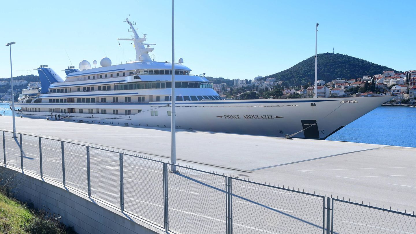Die "Prince Abdulaziz" im Hafen von Dubrovnik