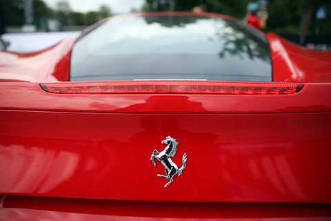Ein Ferrari-Logo ist auf dem Heck eines Autos zu sehen