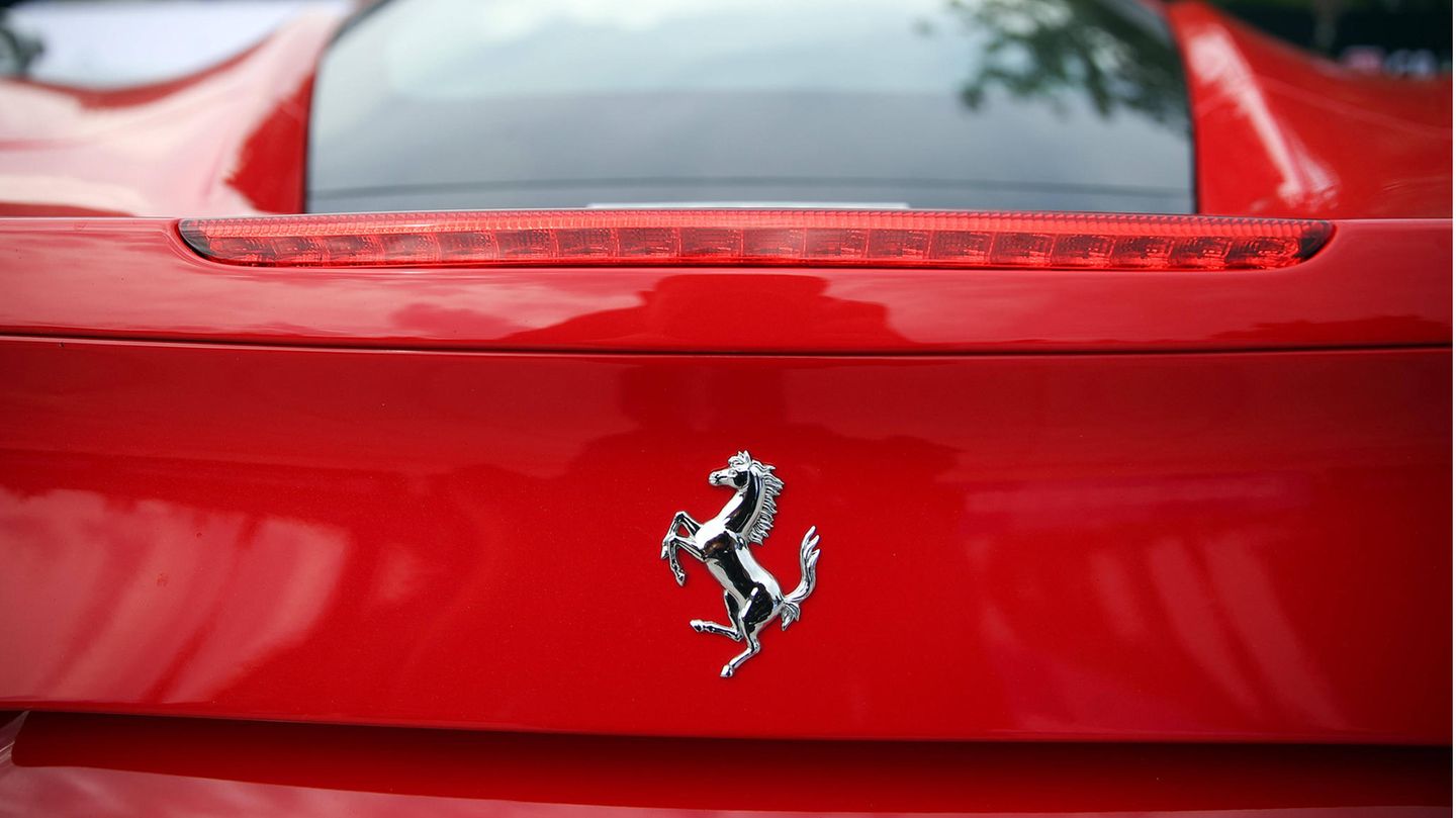 Ein Ferrari-Logo ist auf dem Heck eines Autos zu sehen