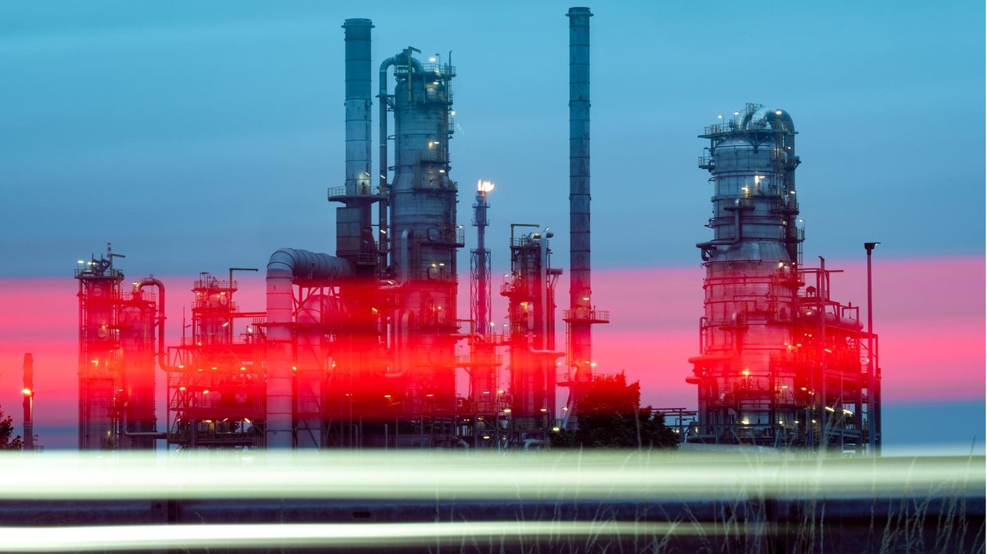 Lampen beleuchten den Chemiepark Infraleuna