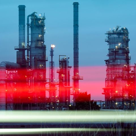 Lampen beleuchten den Chemiepark Infraleuna