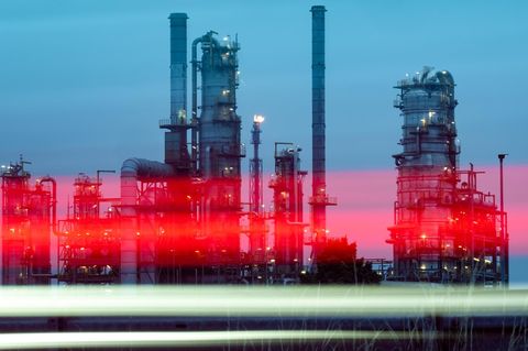 Lampen beleuchten den Chemiepark Infraleuna