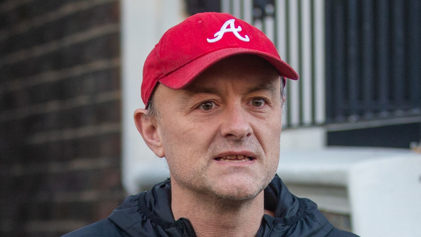 Porträt von Dominic Cummings vor seinem Haus in England