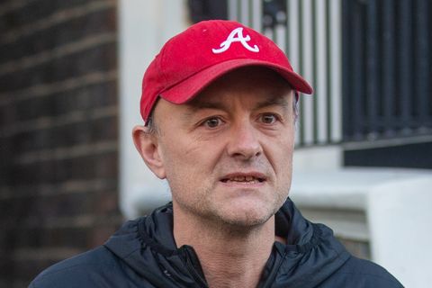 Porträt von Dominic Cummings vor seinem Haus in England