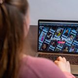 Frau hat Tinder auf ihrem Laptop geöffnet