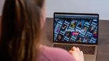 Frau hat Tinder auf ihrem Laptop geöffnet
