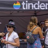 Tinder-Stand mit Schriftzug in Regenbogen-Farben