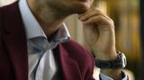 Szene aus der "Netflix"-Doku "Tinder.Schwindler": Ein Mann im Anzug