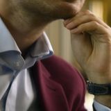 Szene aus der "Netflix"-Doku "Tinder.Schwindler": Ein Mann im Anzug