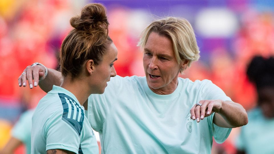 Bundestrainerin Martina Voss-Tecklenburg spricht während einer Trainingseinheit mit Mittelfeldspielerin Lina Magull