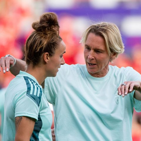 Bundestrainerin Martina Voss-Tecklenburg spricht während einer Trainingseinheit mit Mittelfeldspielerin Lina Magull