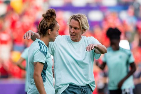 Bundestrainerin Martina Voss-Tecklenburg spricht während einer Trainingseinheit mit Mittelfeldspielerin Lina Magull