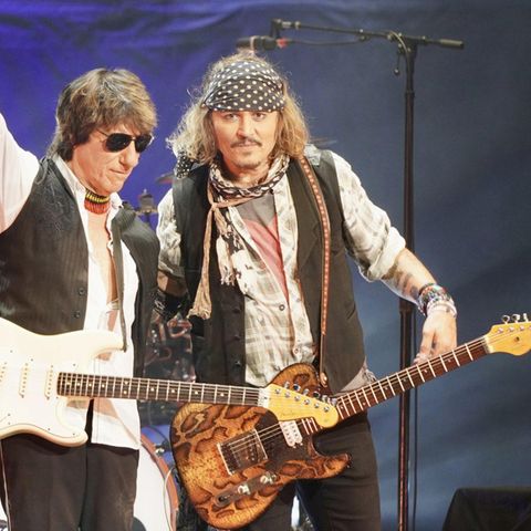 Alt der eine, betont cool der andere: Jeff Beck, 78, und Johnny Depp, 59, bei einem Konzert in London