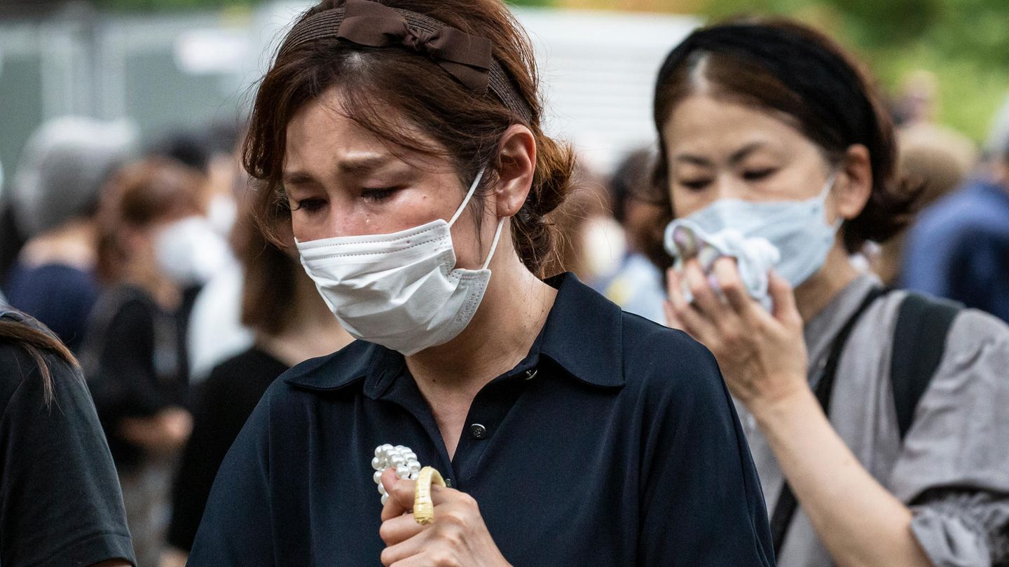 Shinzo Abe’s last trip: Japanese bid farewell to killed ex-prime minister (video)