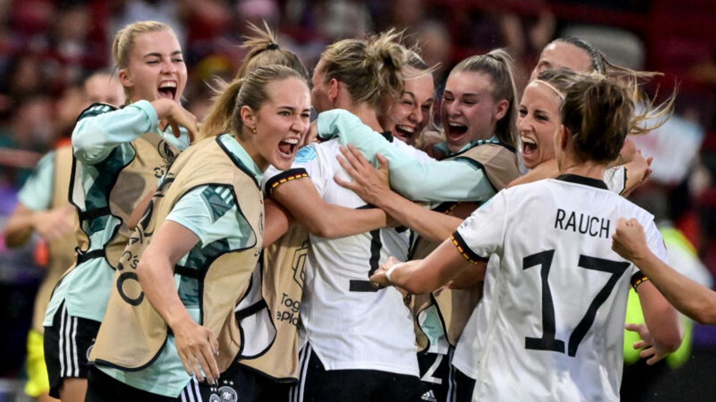 Die Nationalelf feiert mit Torschützin Alexandra Popp (M/Nr.11) den Treffer gegen Spanien in der Fußball-EM.
