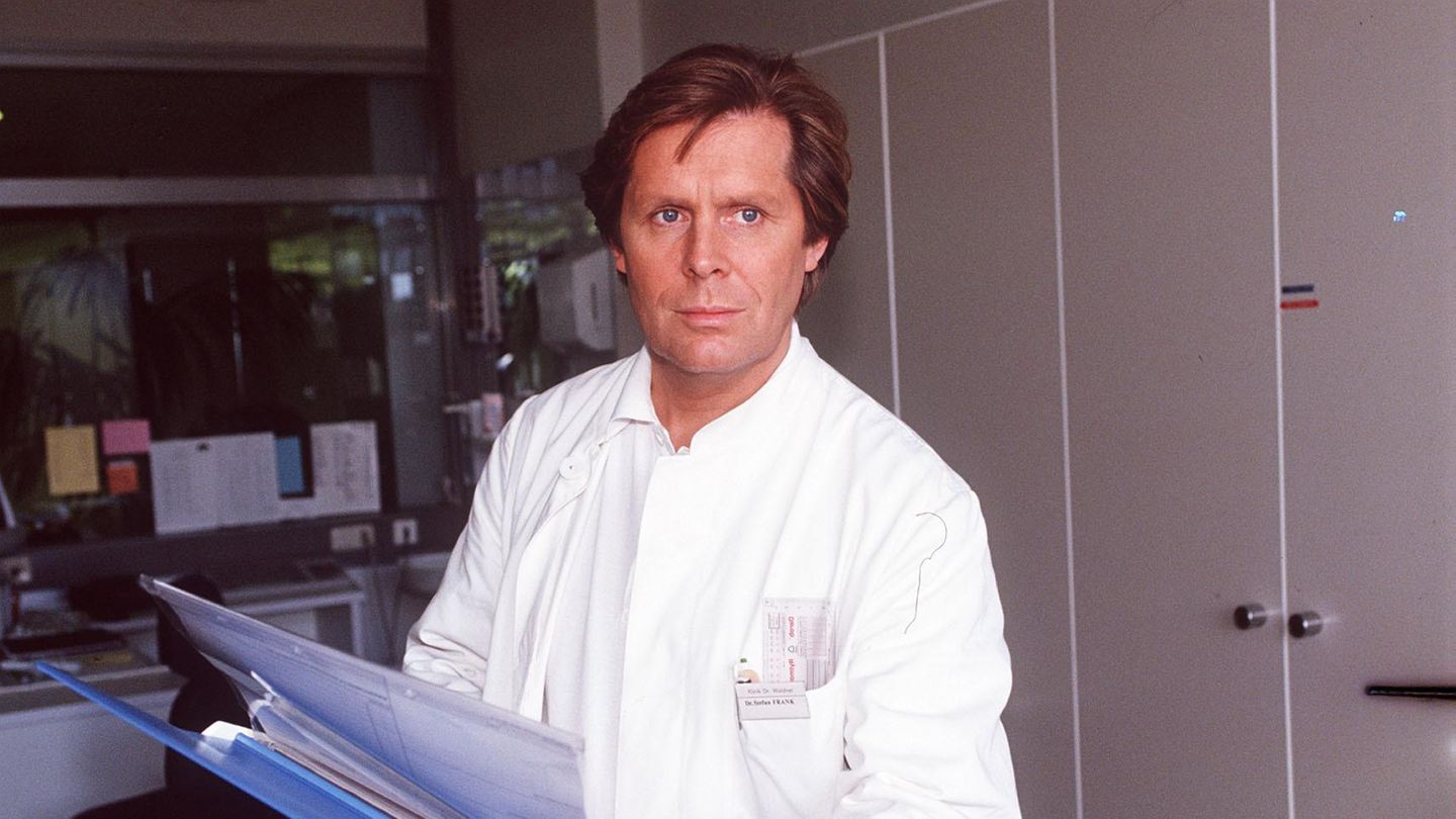 VOE STERN EXTRA 1/2022 GUTE KLINIKEN FÜR MICH  Dr. Stefan Franks Praxis ist ab sofort wieder gešffnet. In 13 neuen Folgen kŸmmert sich der Mediziner nicht nur um das kšrperliche Wohlergehen seiner Patienten, Dr. Frank tut mehr: Bei ihm gibt es keine Ÿbe...