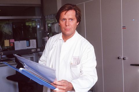 VOE STERN EXTRA 1/2022 GUTE KLINIKEN FÜR MICH  Dr. Stefan Franks Praxis ist ab sofort wieder gešffnet. In 13 neuen Folgen kŸmmert sich der Mediziner nicht nur um das kšrperliche Wohlergehen seiner Patienten, Dr. Frank tut mehr: Bei ihm gibt es keine Ÿbe...